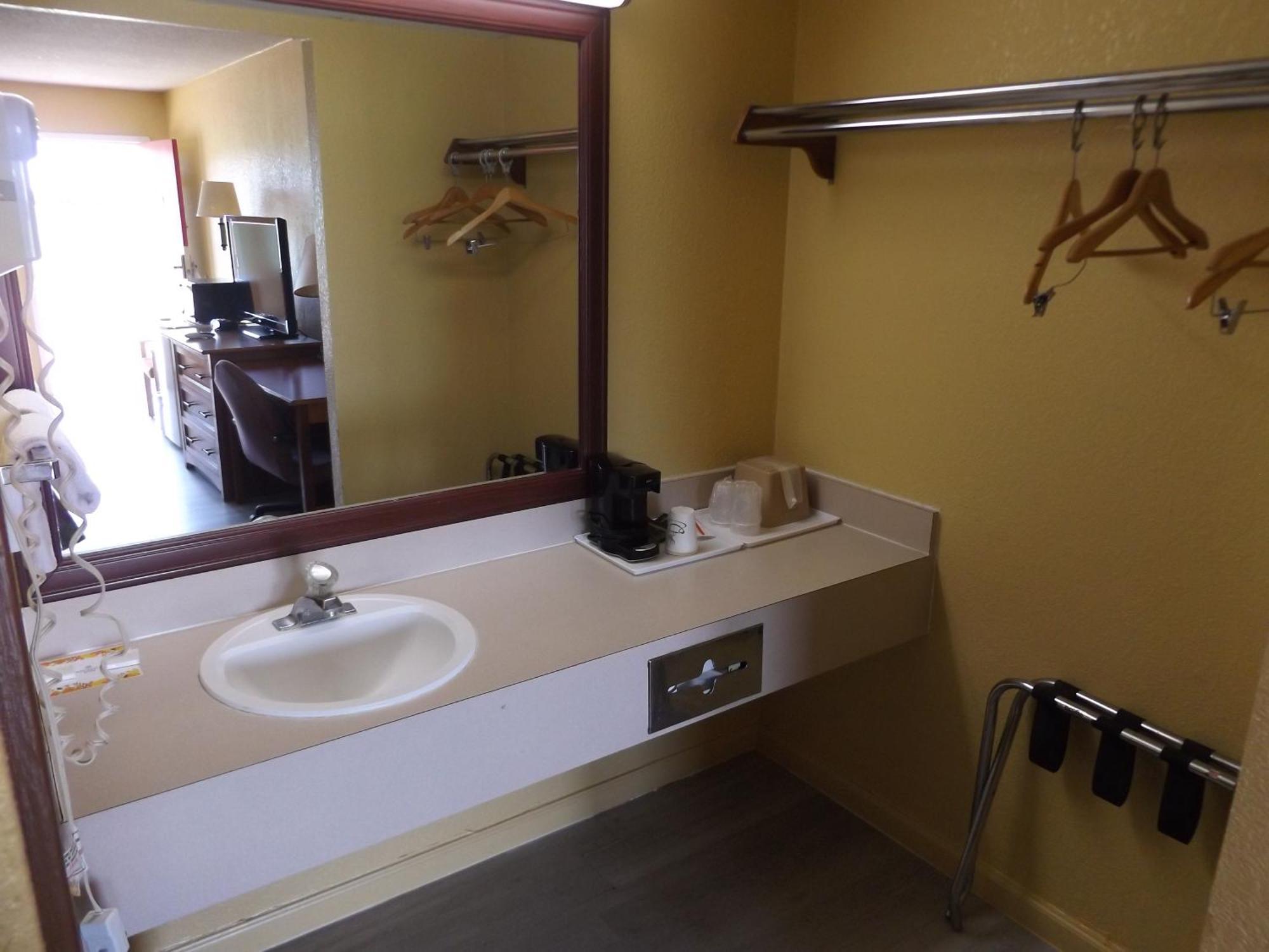 Regency Inn Concordia Екстериор снимка