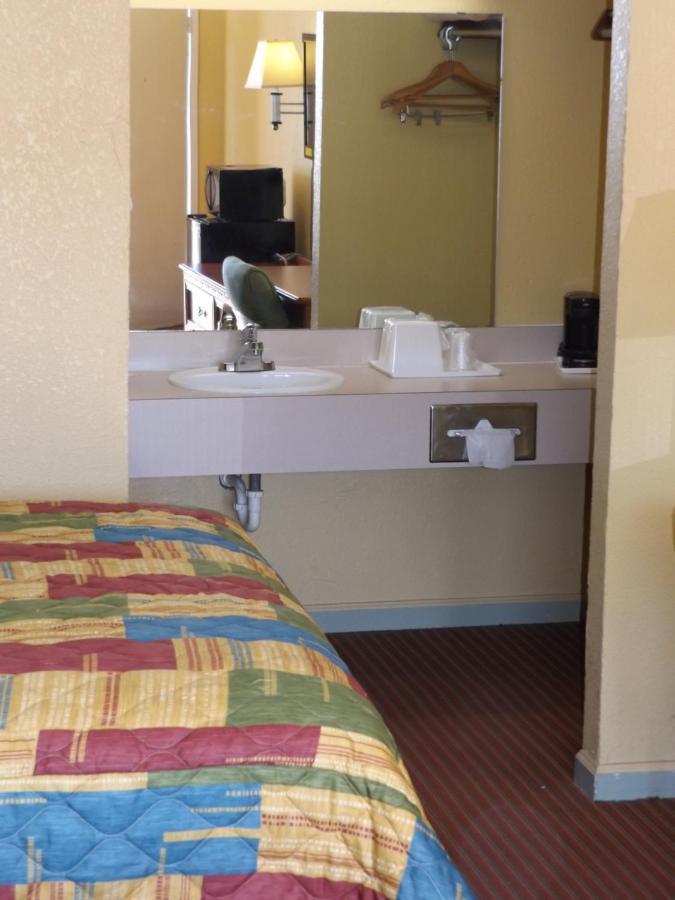 Regency Inn Concordia Екстериор снимка